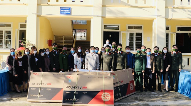 Đoàn công tác tặng quà Trường tiểu học Thông Thụ 2