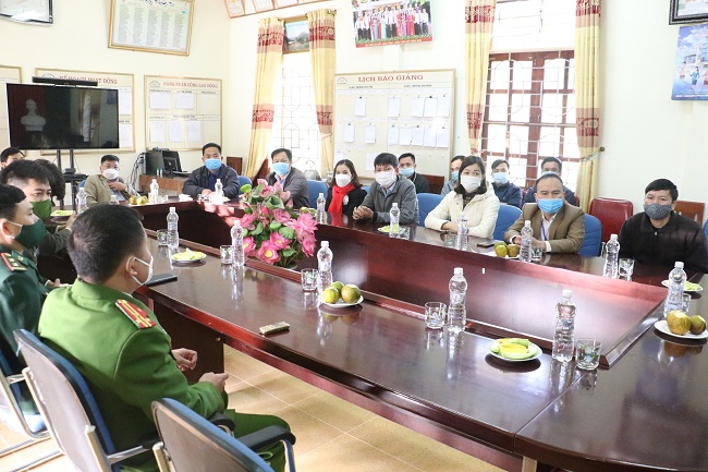 Các đại biểu tham gia buổi tặng quà tại Trường Phổ thông dân tộc bán trú THCS Thông Thụ
