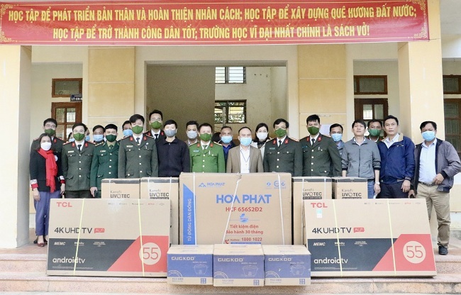 Đoàn công tác tặng quà Trường Phổ thông dân tộc bán trú THCS Thông Thụ
