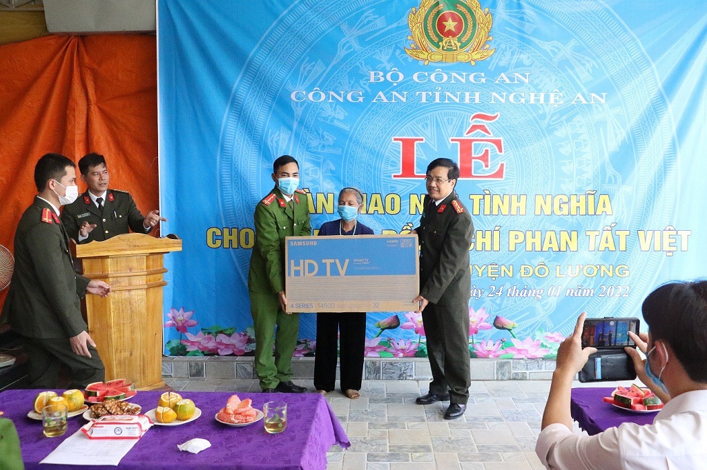 Gia đình Đại úy Phan Tất Việt đón nhận món quà của Công an tỉnh, Ủy ban kiểm tra Đảng ủy Công an tỉnh