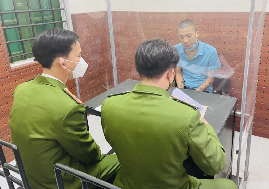 Cán bộ Đội Cảnh sát Hình sự - kinh tế - ma tuý Công an huyện Đô Lương củng cố hồ sơ chuyên án