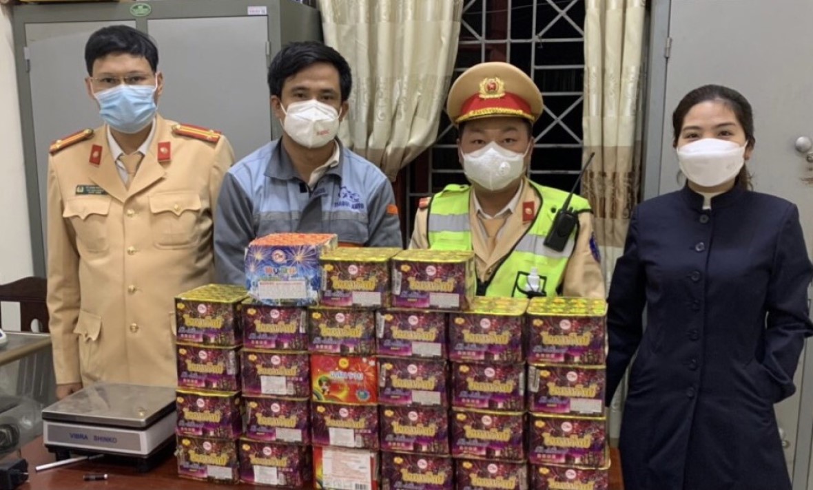 Tài xế vận chuyển pháo trái phép, bị Cảnh sát giao thông phát hiện bắt quả tang