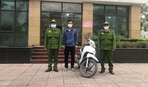 Tổ công tác Cảnh sát 113 trao trả xe máy cho người dân bị mất trộm
