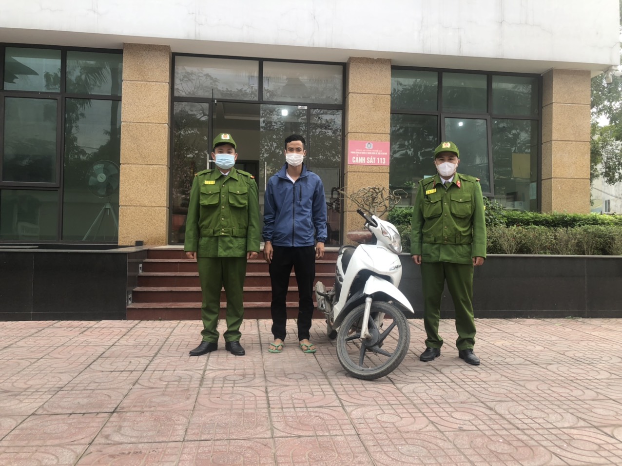 Tổ công tác Cảnh sát 113 trao trả xe mô tô cho anh Tô Bá Tiến