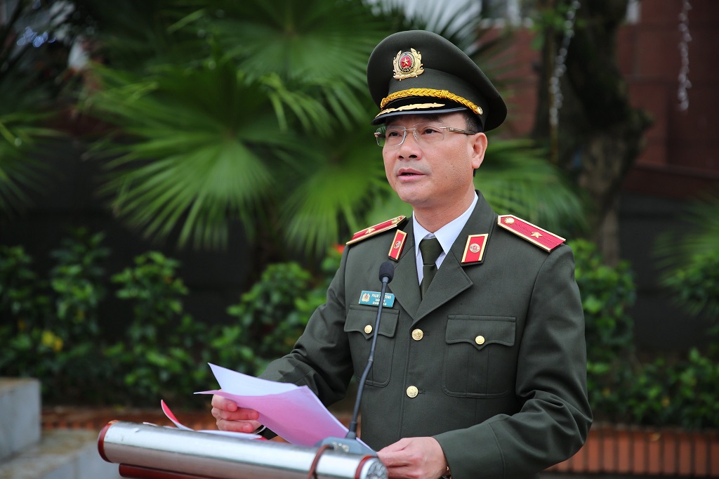 Đồng chí Thiếu tướng Phạm Thế Tùng, Ủy viên Ban Thường vụ Tỉnh ủy, Bí thư Đảng ủy, Giám đốc Công an tỉnh phát biểu tại lễ chào cờ đầu năm mới