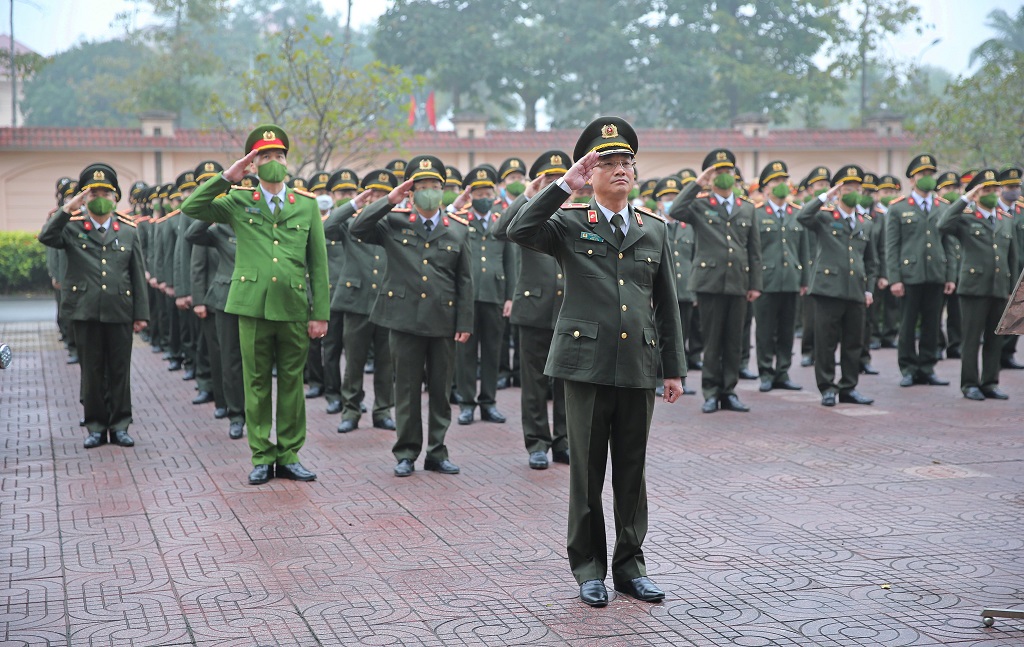 Tham dự Lễ chào cờ có các đồng chí trong Ban Giám đốc Công an tỉnh và cán bộ chiến sỹ các phòng nghiệp vụ Công an tỉnh