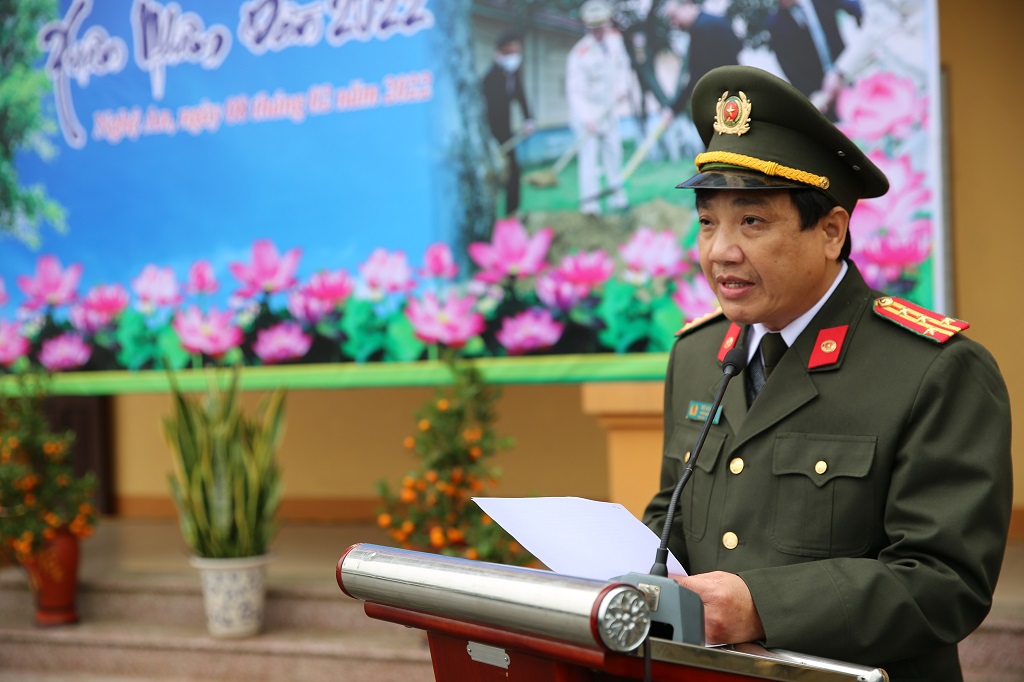Đồng chí Đại tá Hồ Văn Tứ, Phó Giám đốc Công an tỉnh phát biểu tại buổi lễ