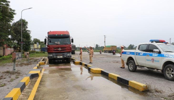 Cảnh sát giao thông toàn quốc ra quân xử lý phương tiện quá tải trọng