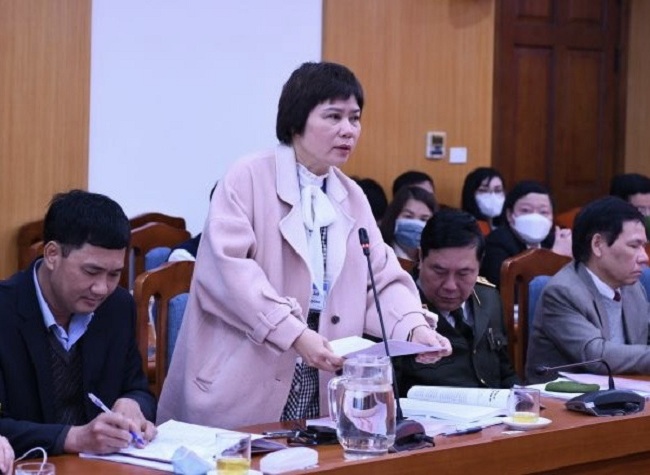 PGS.TS Đỗ Thị Thu Hằng Viện trưởng Viện Báo chí, Học viện Báo chí và Tuyên truyền tham luận tại hội thảo.