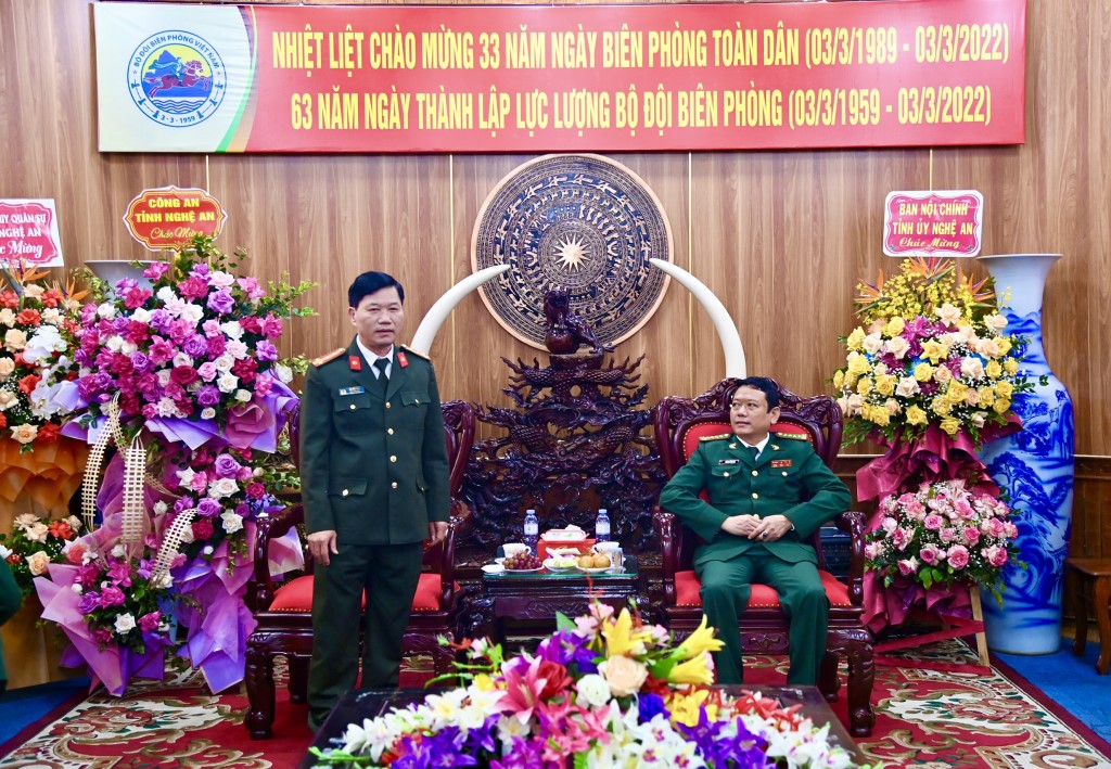 Đồng chí Đại tá Lê Văn Thái, Phó Giám đốc Công an tỉnh chúc mừng lực lượng Biên phòng nhân kỷ niệm 63 năm Ngày thành lập lực lượng