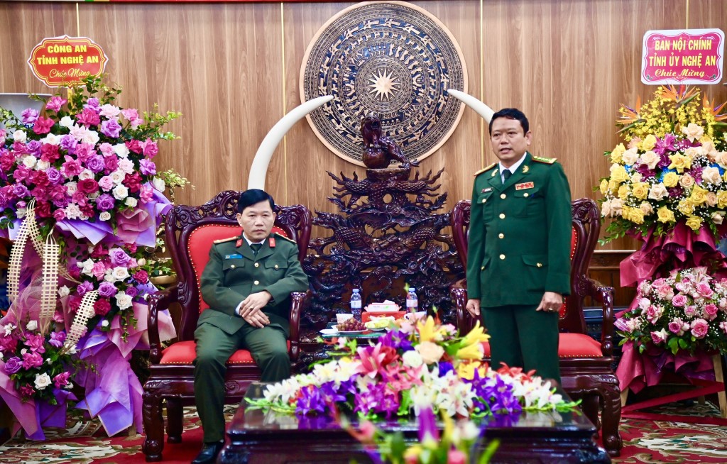 Đồng chí Đại tá Dương Hồng Hải, Phó Chỉ huy trưởng Bộ đội Biên phòng tỉnh Nghệ An cảm ơn tình cảm của lực lượng Công an dành cho lực lượng Biên phòng