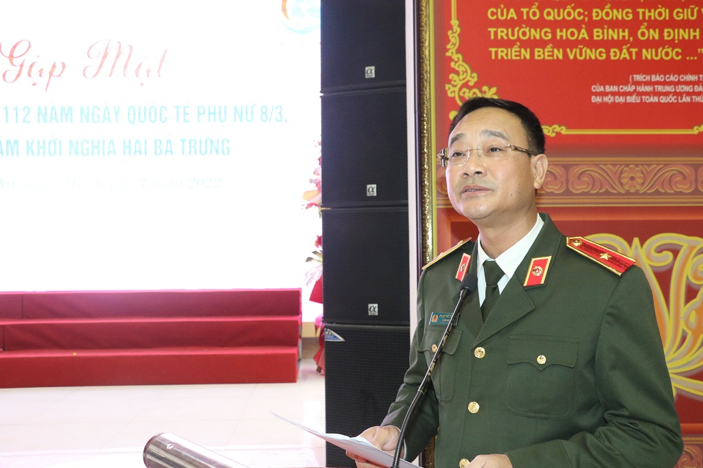 Đồng chí Thiếu tướng Phạm Thế Tùng, Ủy viên Ban Thường vụ Tỉnh ủy, Bí thư Đảng ủy, Giám đốc Công an tỉnh ghi nhận, biểu dương những thành tích của phụ nữ Công an Nghệ An trong thời gian qua