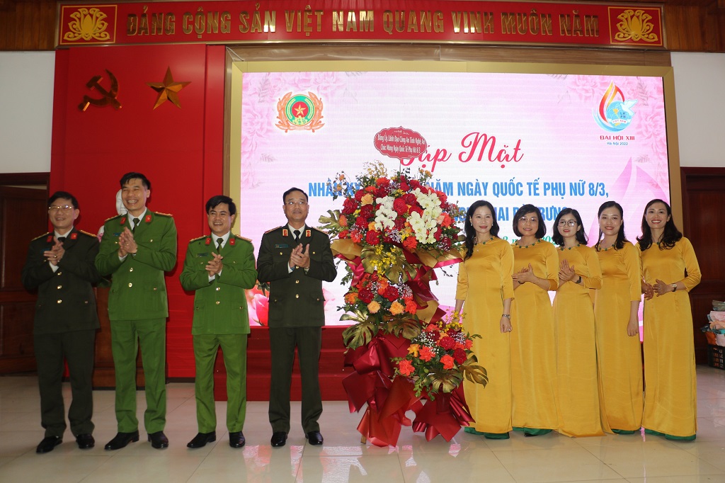 Đảng ủy, lãnh đạo Công an tỉnh trao tặng lẵng hoa tươi thắm chúc mừng Phụ nữ Công an Nghệ An