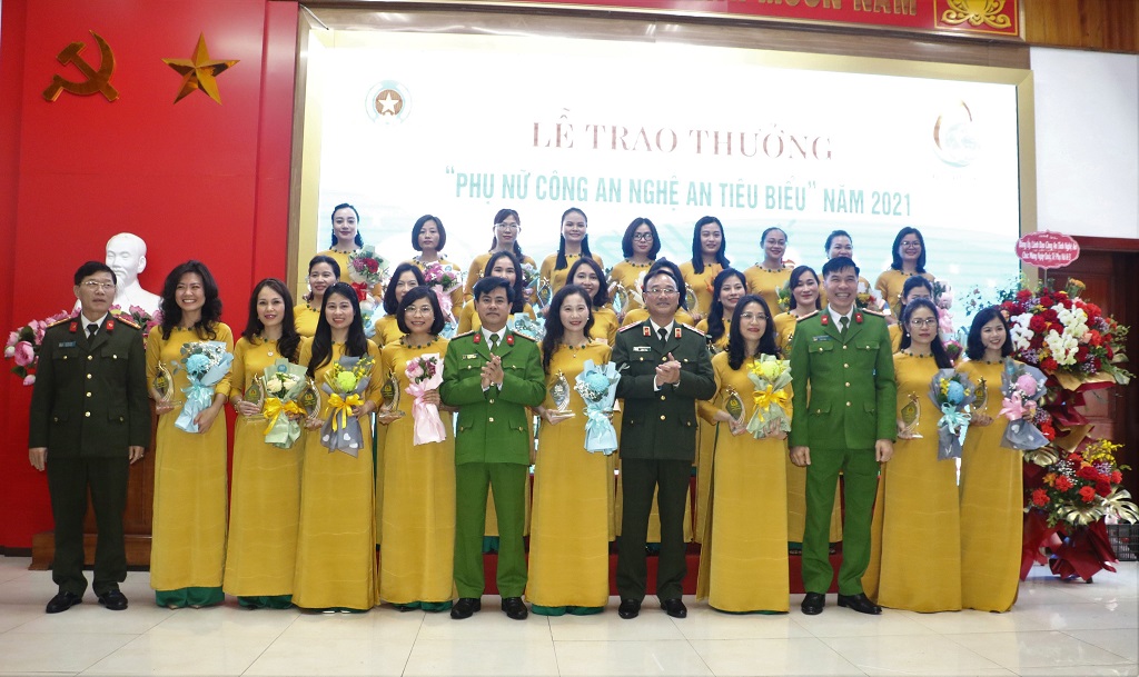Trao thưởng cho 30 “Phụ nữ Công an Nghệ An tiêu biểu” năm 2021