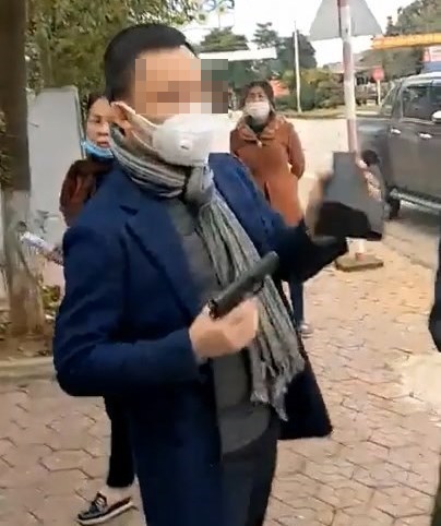 Hình ảnh trích từ clip ghi lại thời điểm ông Hồ Văn Nam rút công cụ hỗ trợ