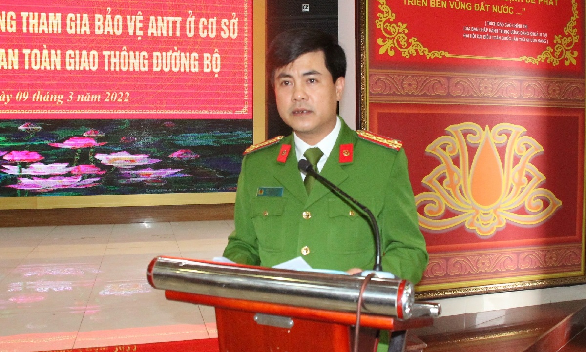 Đồng chí Đại tá Nguyễn Đức Hải, Phó Giám đốc Công an tỉnh trình bày Báo cáo đề dẫn những nội dung cần tập trung nghiên cứu, góp ý vào 02 dự thảo luật