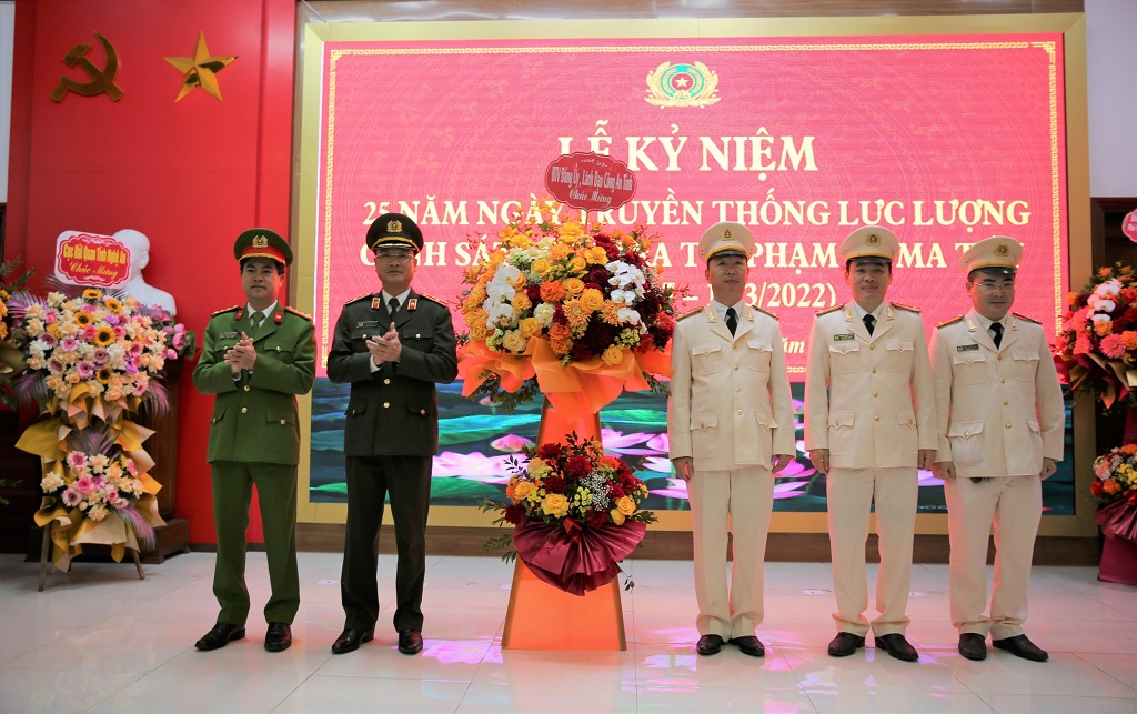 Ban Thường vụ Đảng ủy, lãnh đạo Công an tỉnh trao tặng lẵng hoa tươi thắm chúc mừng Ngày truyền thống lực lượng Cảnh sát điều tra tội phạm ĐTTP về ma túy