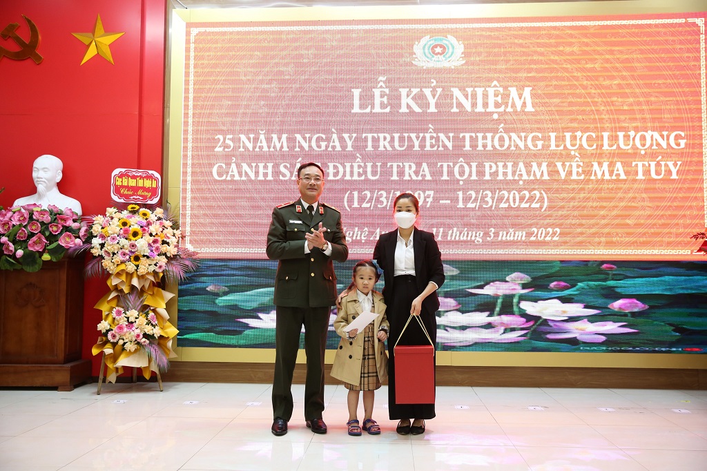 Đồng chí Thiếu tướng Phạm Thế Tùng, Giám đốc Công an tỉnh trao quà cho thân nhân liệt sỹ Sầm Quốc Nghĩa