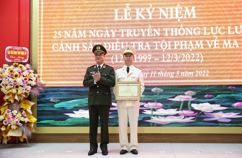 Thừa ủy quyền, đồng chí Thiếu tướng Phạm Thế Tùng, Giám đốc Công an tỉnh trao Bằng khen của Bộ trưởng Bộ Công an cho Thượng tá Nguyễn Hữu Cường, Trưởng phòng Cảnh sát ĐTTP về ma túy Công an tỉnh về thành tích xuất sắc trong đợt thi đua đặc biệt lập thành tích chào mừng kỷ niệm 25 năm Ngày truyền thống lực lượng Cảnh sát ĐTTP về ma túy