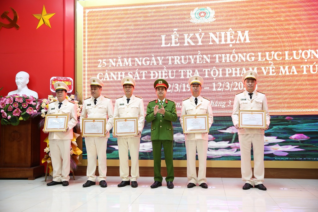 Đồng chí Đại tá Nguyễn Đức Hải, Phó Giám đốc Công an tỉnh trao Giấy khen của Giám đốc Công an tỉnh cho các tập thể về thành tích xuất sắc trong đợt thi đua chào mừng đặc biệt lập thành tích kỷ niệm 25 năm Ngày truyền thống lực lượng Cảnh sát ĐTTP về ma túy.
