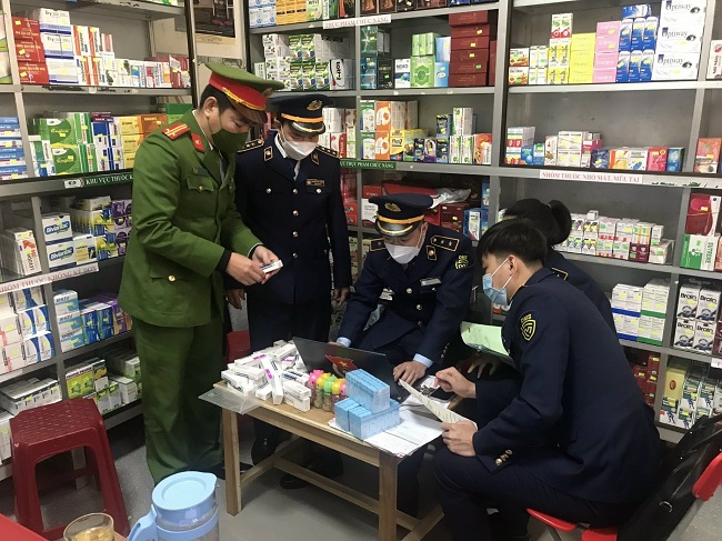 Công an tỉnh Nghệ An phối hợp Cục Quản lý Thị trường Nghệ An tăng cường kiểm tra việc kinh doanh, buôn bán các mặt hàng y tế trên địa bàn