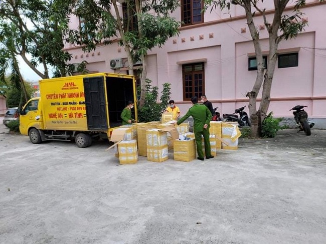 Xe chuyển phát nhanh vận chuyển 30.000 kít test nhanh không rõ nguồn gốc được Công an huyện Nghi Lộc phát hiện, thu giữ