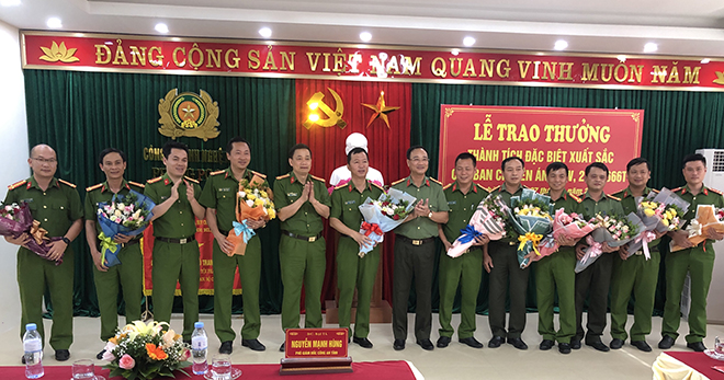 Lãnh đạo Công an tỉnh Nghệ An trao thưởng cho Ban chuyên án thu giữ 06kg ma túy đá, 04 bánh hêrôin (tháng 4/2021)