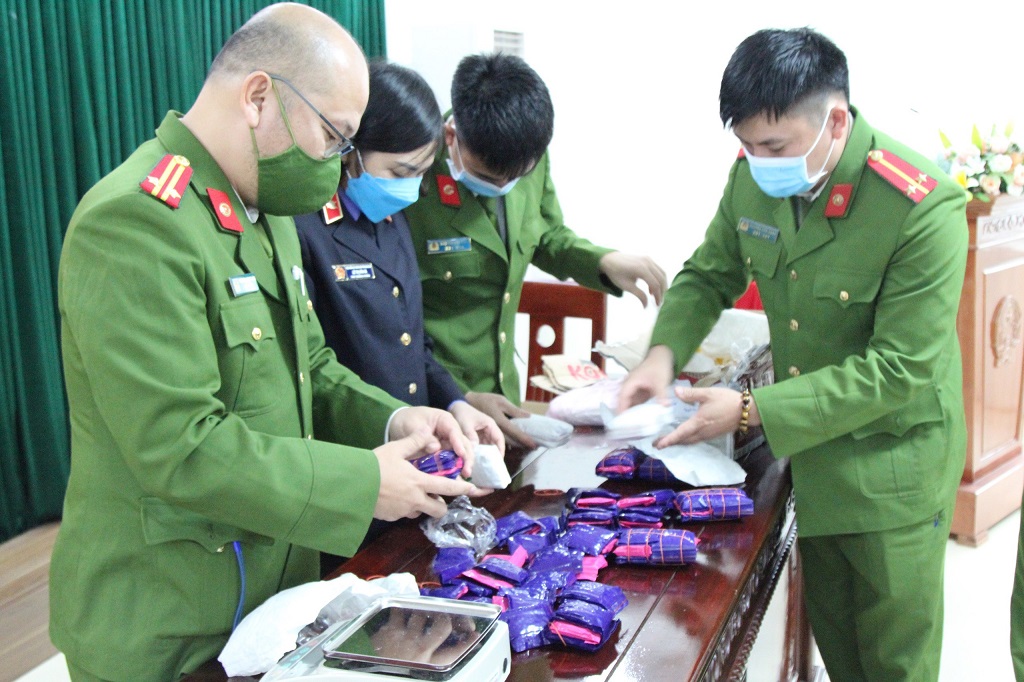 Phòng Cảnh sát ĐTTP về ma túy Công an tỉnh giám định số ma túy thu giữ trong chuyên án triệt xóa đường dây mua bán, vận chuyển trái phép chất ma túy số lượng lớn từ Lào về Nghệ An