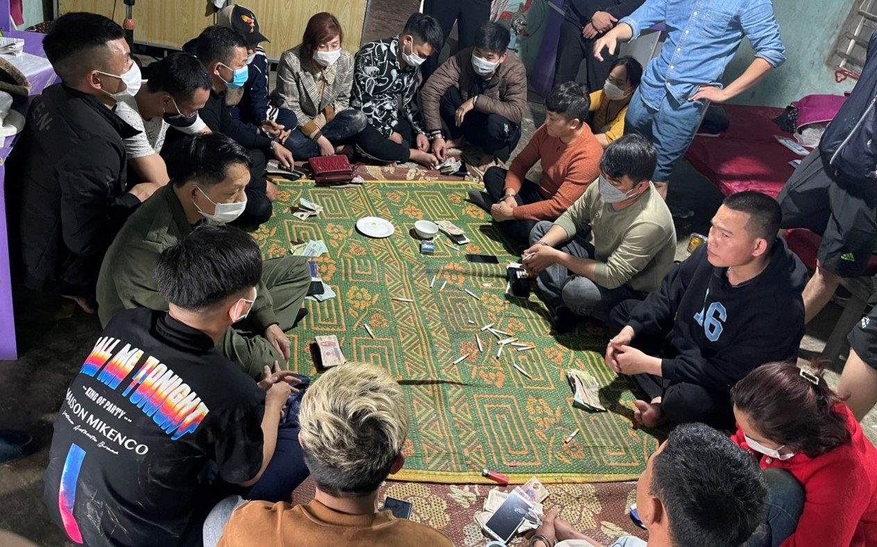 Các đối tượng tham gia đánh bạc bị bắt quả tang
