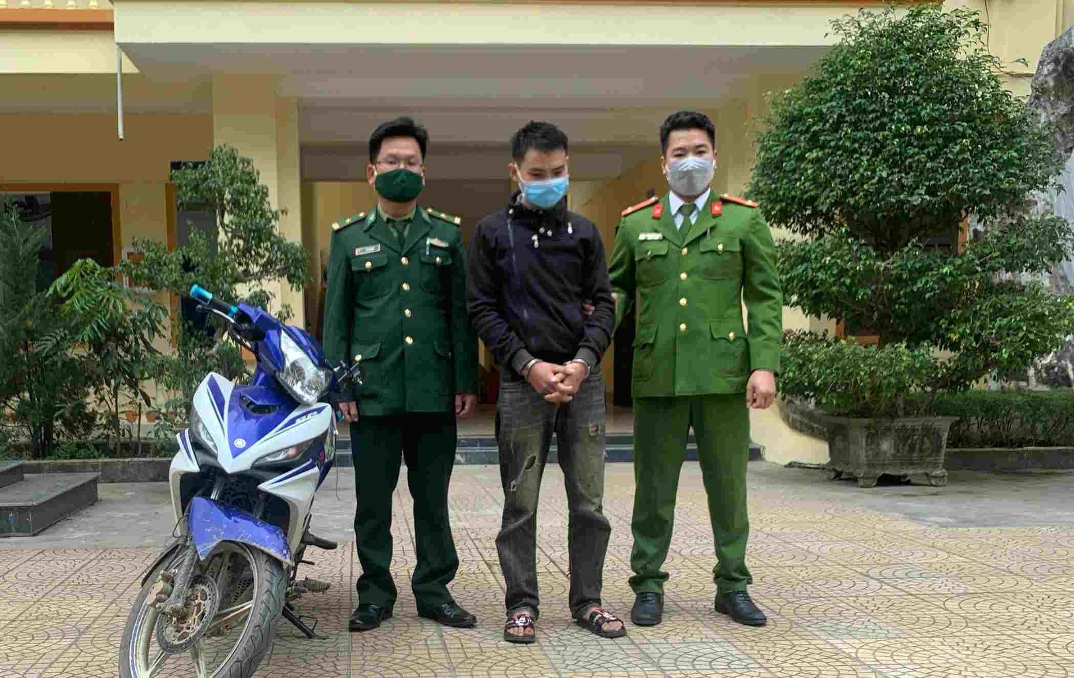 Bắt đối tượng cướp giật điện thoại của học sinh