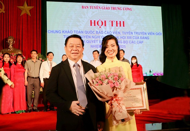 Đồng chí Nguyễn Trọng Nghĩa, Bí thư Trung ương Đảng, Trưởng ban Tuyên giáo Trung ương trao Bằng khen cho đồng chí Thiếu tá, Tiến sĩ Trần Thị Thanh Huyền