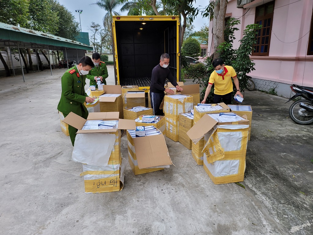 Công an huyện Nghi Lộc phát hiện, thu giữ lô hàng 30 nghìn que test nhanh Covid-19 không rõ nguồn gốc với giá trị hơn 01 tỷ đồng