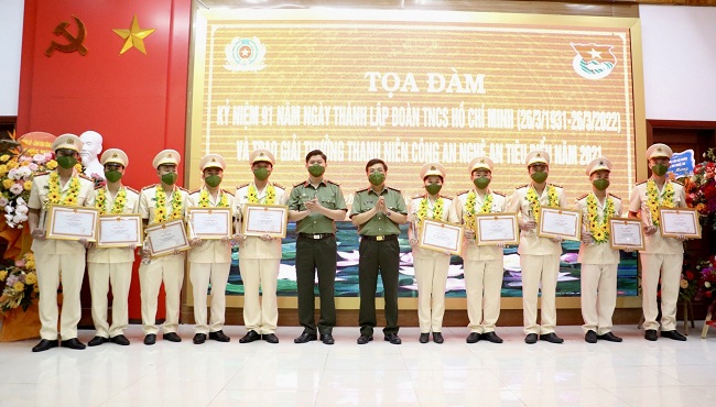 Biểu dương 10 cán bộ, đoàn viên là Thanh niên Công an Nghệ An tiêu biểu năm 2021  