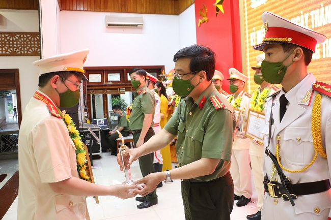 Đoàn viên, thanh niên tiêu biểu nhận vòng hoa và biểu trưng