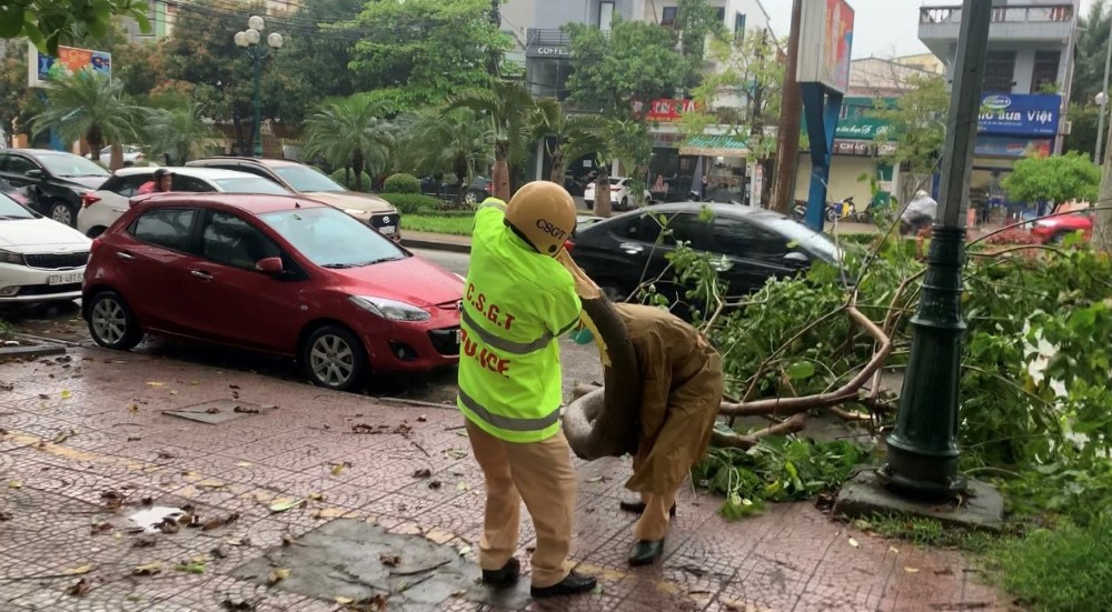 Vì không có sẵn phương tiện như dao, cưa, trời lại mưa dầm nên hai cán bộ khá vất vả