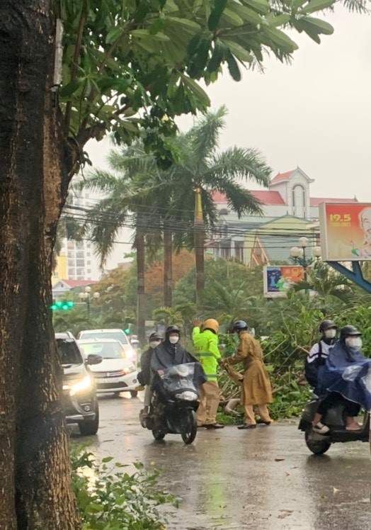 Thời điểm đầu giờ làm việc buổi sáng nên các phương tiện lưu thông khá nhiều