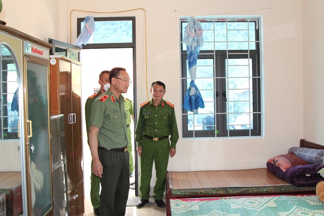 Đồng chí Giám đốc Công an tỉnh kiểm tra điều kiện ăn ở, sinh hoạt của cán bộ, chiến sỹ