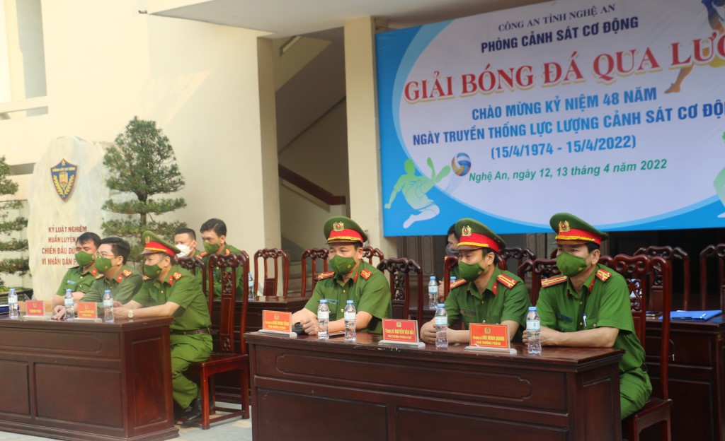 Các đại biểu tới dự