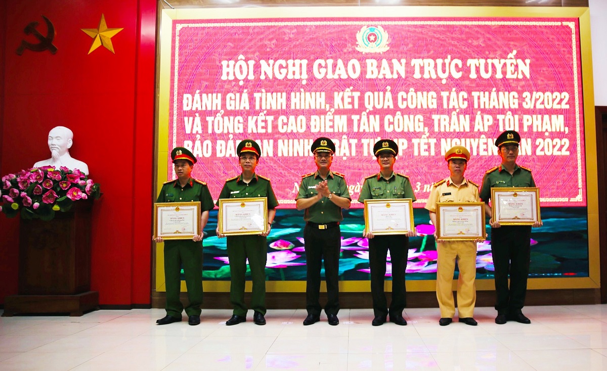 Thừa uỷ quyền, đồng chí Thiếu tướng Phạm Thế Tùng, Giám đốc Công an tỉnh trao Bằng khen của Chủ tịch UBND tỉnh cho Công an huyện Quỳnh Lưu (thứ hai từ trái sang) vì có thành tích xuất sắc trong đợt cao điểm