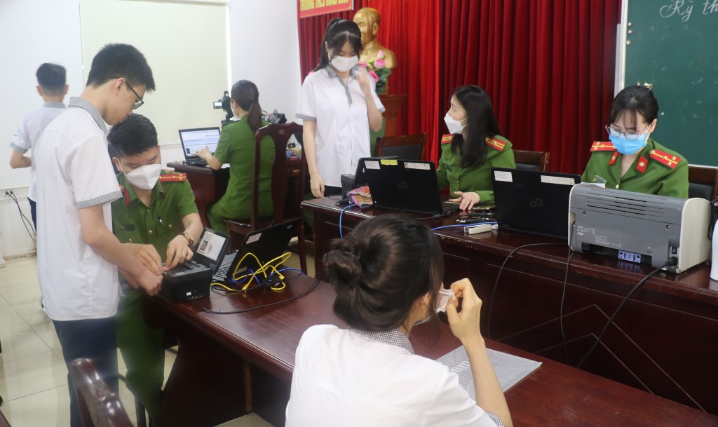 Ngay từ sớm, đông đảo các em học sinh đã có mặt để làm thủ tục theo đúng quy định