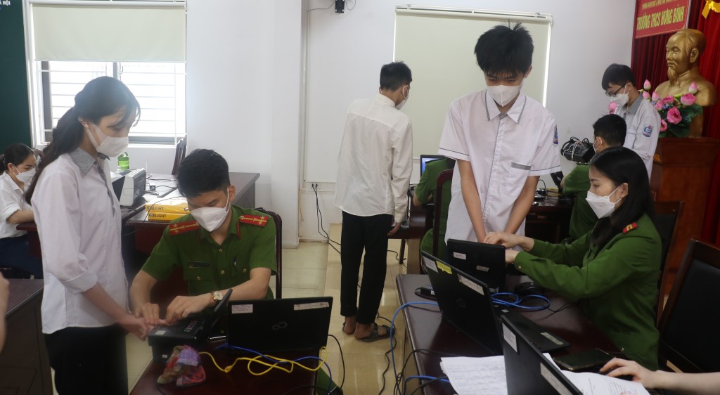 Các em học sinh được lấy dấu vân tay 