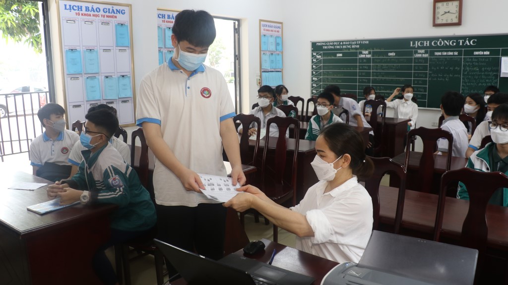 Với tinh thần khẩn trương, chỉ trong một thời gian ngắn, các thủ tục cấp thẻ CCCD được hoàn thành, học sinh sẽ được nhận CCCD theo đúng nguyện vọng