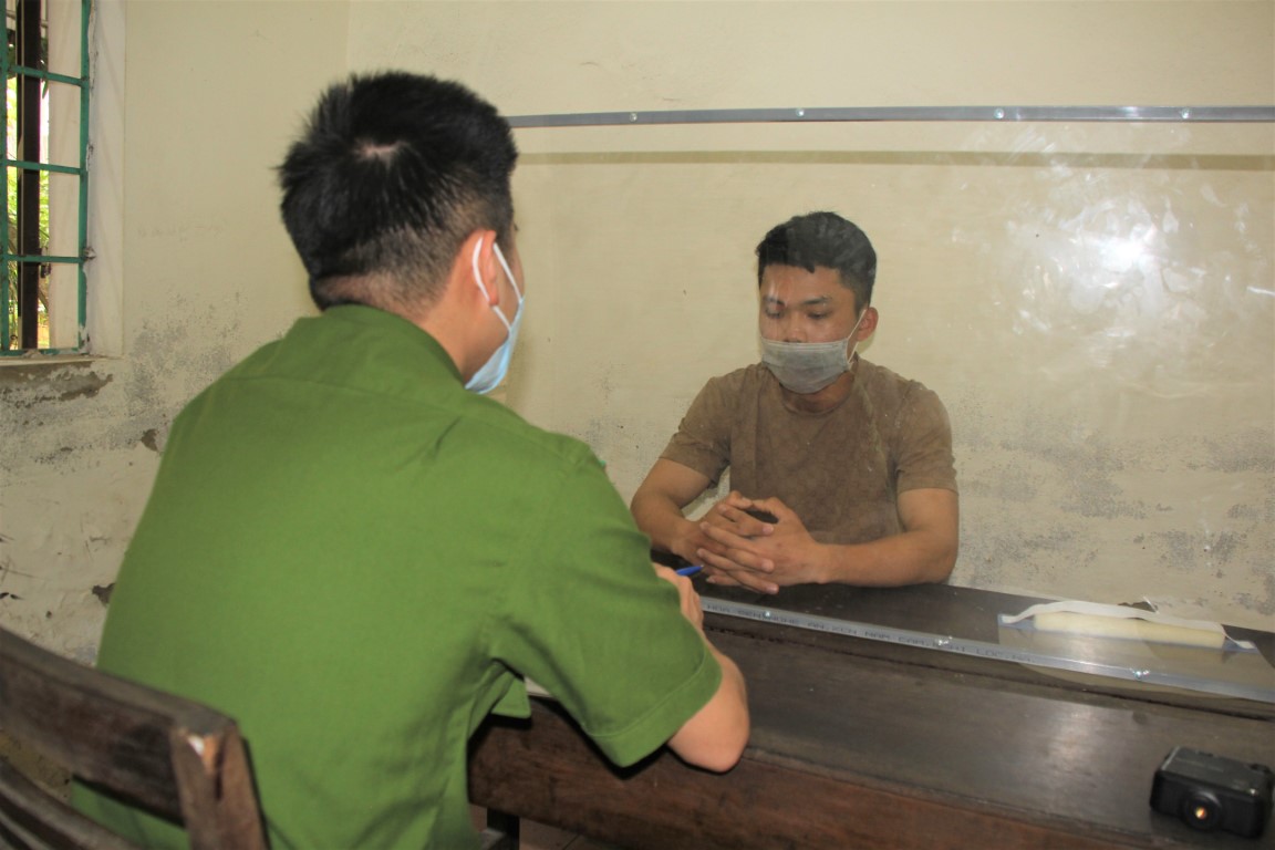 Bắt đối tượng chuyên trộm chim cảnh