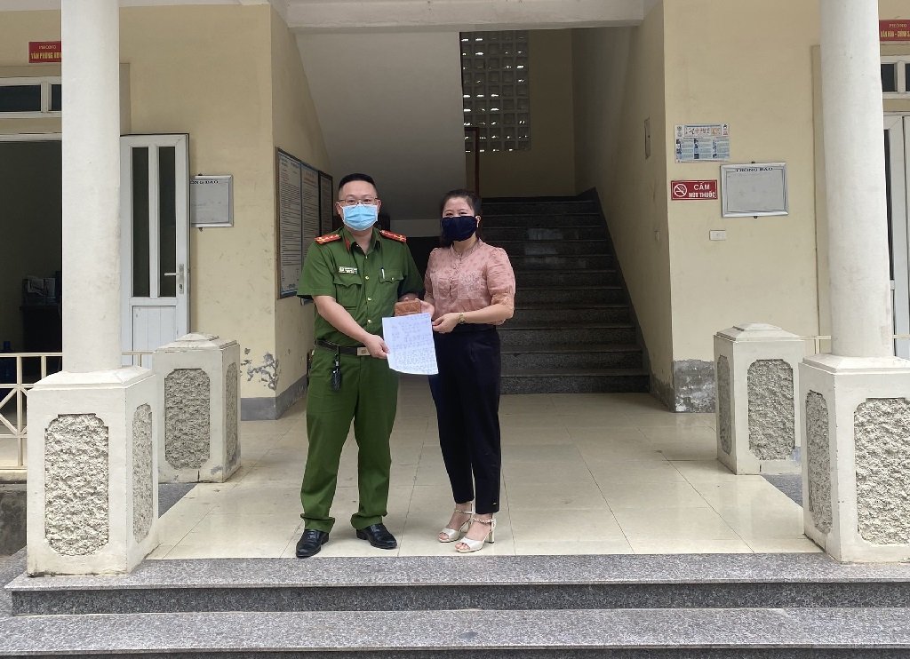 Công an xã Nghi Xá trao trả tài sản cho chị Huế