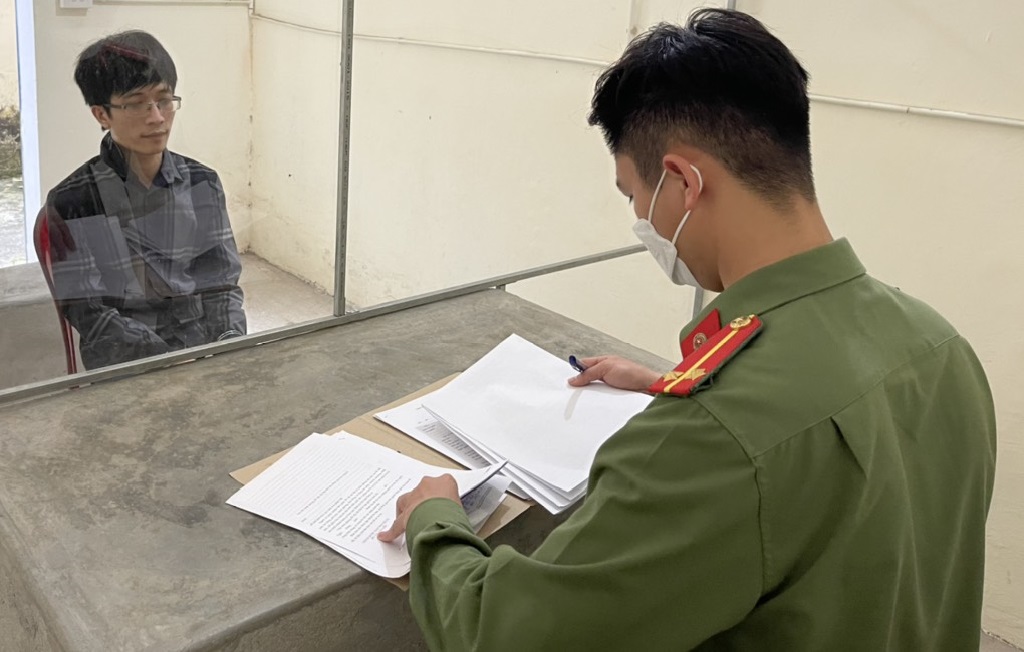 Bắt đối tượng lừa đảo bán vé máy bay để chiếm đoạt tài sản