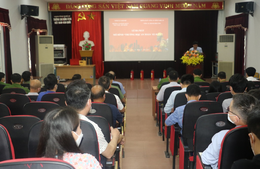 Toàn cảnh buổi ra mắt