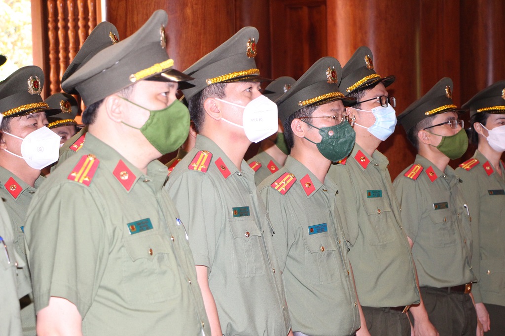 Trước anh linh của Bác, toàn thể cán bộ chiến sỹ Phòng tham mưu nguyện hứa sẽ quyết tâm phấn đấu hoàn thành xuất sắc nhiệm vụ được giao