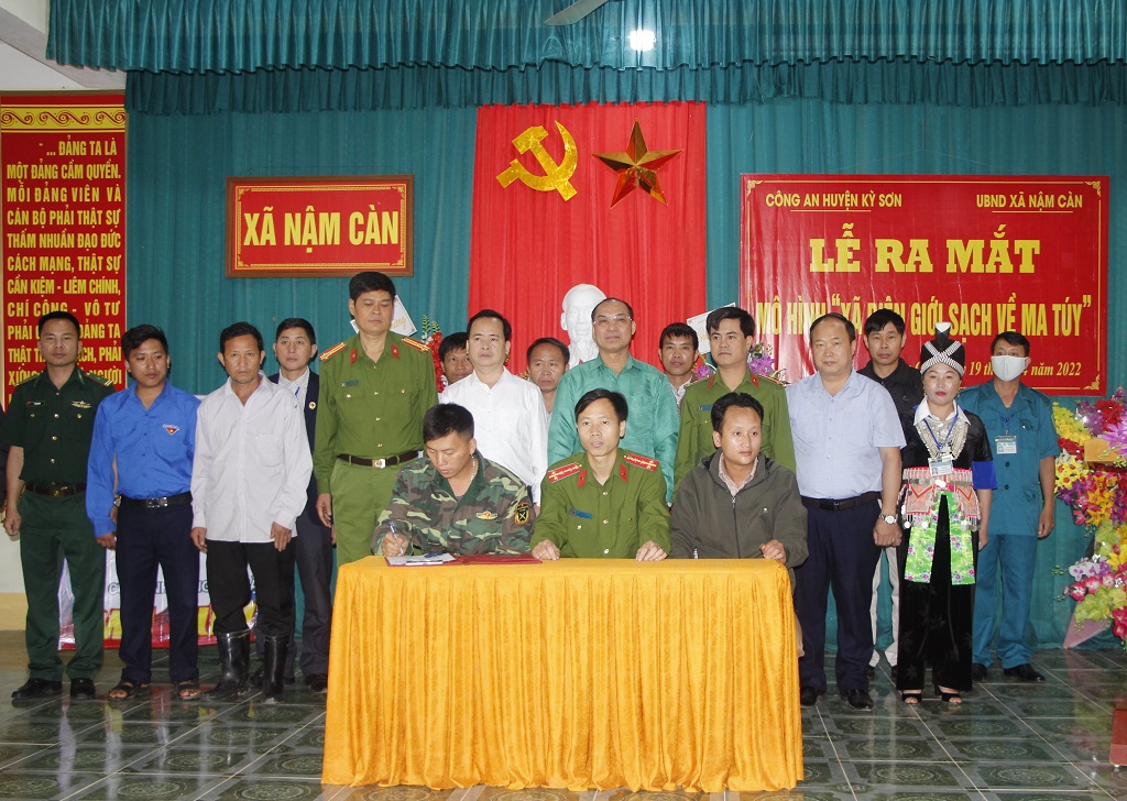 Các đại biểu ký cam kết quyết tâm chính trị giữa các ngành chức năng với Ban tự quản về an ninh trật tự