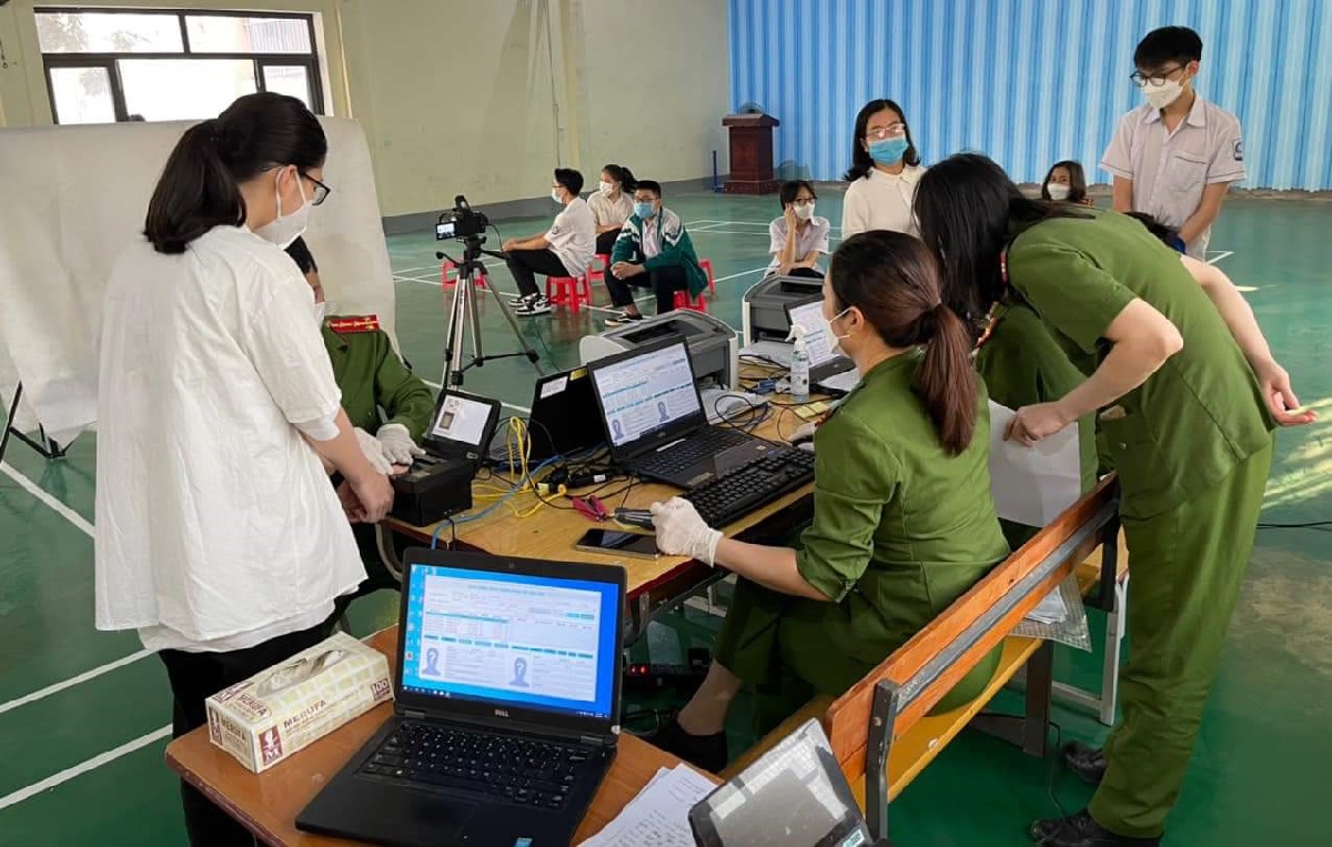 Công an thành phố Vinh trực tiếp xuống cơ sở thu thập thông tin cấp căn cước công dân và định danh điện tử cho các em học sinh