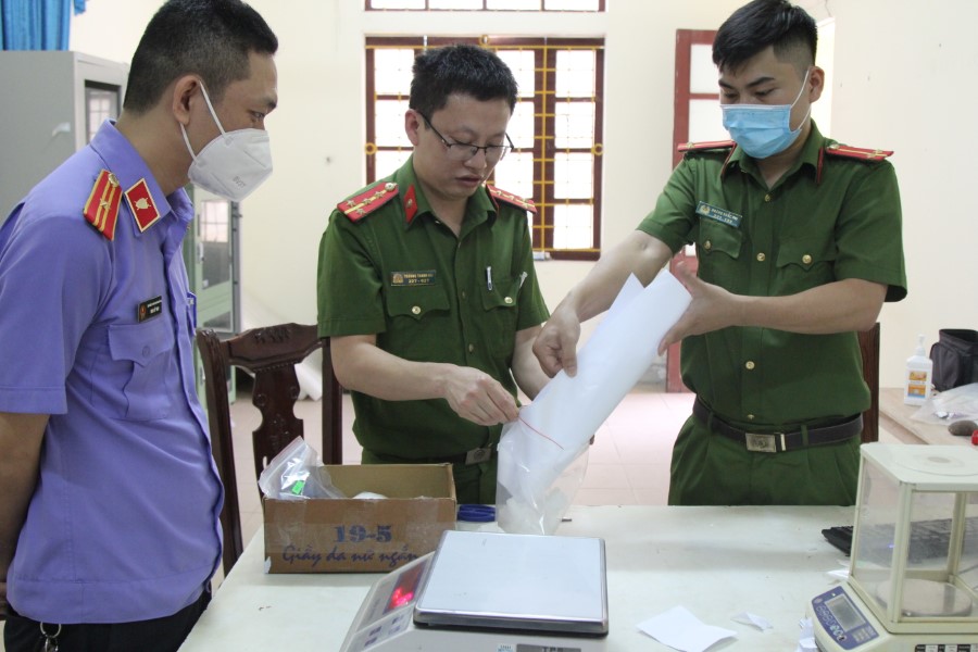 Lực lượng chức năng tiến hành cân xác định số ma túy thu giữ
